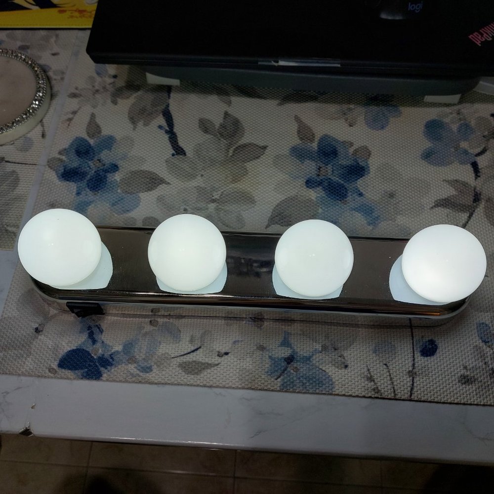 Vivitar Portable LED Hollywood Vanity Mirror Lights 4 AA BATTERIES